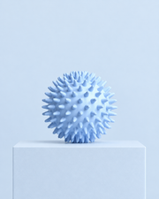 Balle de massage bleue à picots sur socle bleu pastel