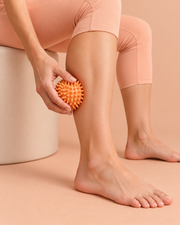 Utilisation de la balle de massage orange sur le mollet