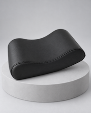 Coussin de tête noir sur socle gris pâle