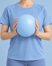 Mini ballon Pilates bleu tenu entre les mains pendant un exercice