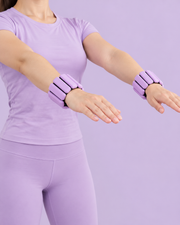 Exercice de bras avec les poids Pilates lilas aux poignets