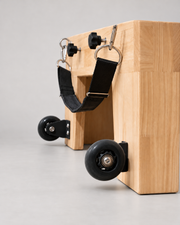 Roulettes et attaches sur le cadre en bois du reformer Pilates fixe