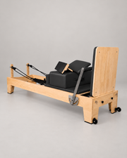Vue arrière du reformer Pilates en bois fixe et de ses appuis