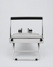 Reformer Pilates pliable compact en aluminium gris, vue de face et barre de pieds.