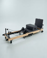 Reformer Pilates pliable Opilat, coloris Charbon, vue de trois quarts