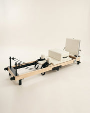 Reformer Pilates pliable Opilat, coloris Ivoire, vue de trois quarts
